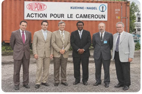 Action de don de matériel pour le Cameroun devant un conteneur en octobre 2008